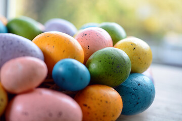 Osterkranz mit vielen bunten Ostereiern als Dekoration zu Ostern