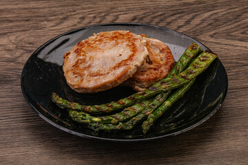 Grilled tuna steak with asparagus