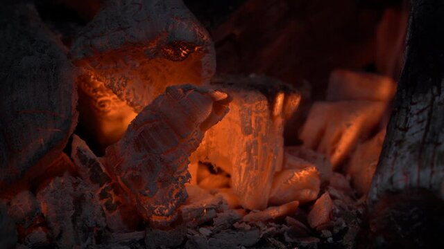 Plano de cerca brasas ardiendo