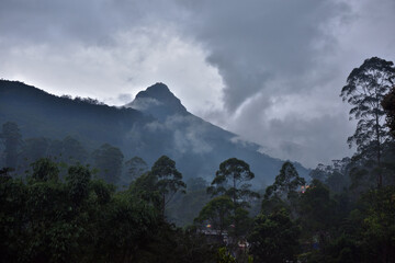 Obraz na płótnie Canvas Regenwolken am Adam's Peak im Hochland von Sri Lanka