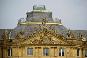 Obraz premium The roof of the building with sculptures of people on it