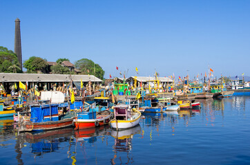Fototapeta na wymiar colourful boats in Sassoon Docks in India