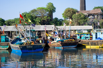 Fototapeta na wymiar colourful boats in Sassoon Docks in India