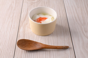 ヨーグルトとスプーン