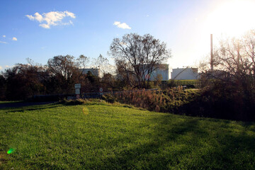 Obraz premium Öltanks der Ölraffinerie Wilhelmshaven. Hooksiel, Niedersachsen, Deutschland, Europa -- Oil Tanks of the Wilhelmshaven oil refinery. Hooksiel, Lower Saxony, Germany, Europe