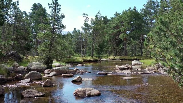 Survol de la r&eacute;gion des Bouillouses dans les Pyr&eacute;n&eacute;es-Orientales et cours d'eau