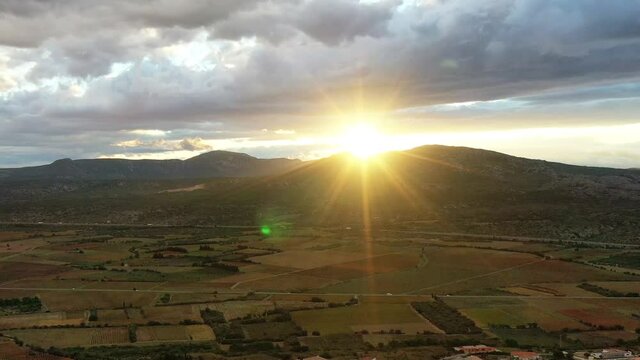 Survol des Corbi&egrave;res, &eacute;oliennes dans la garrigue et les vignes
