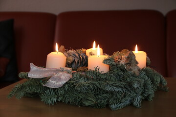 Sitzecke im Wohnzimmer mit Adventskranz am 4. Advent