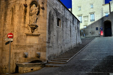 Calle estrecha y empedrada del antiguo barrio judio, del casco antiguo de la ciudad de Girona, en el norte de Catalunya