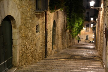 Calle estrecha y empedrada del antiguo barrio judio, del casco antiguo de la ciudad de Girona, en el norte de Catalunya