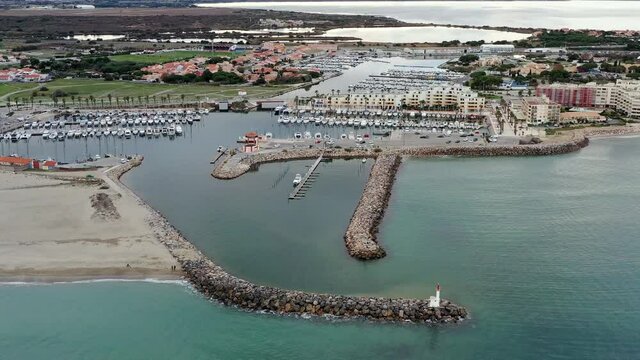 Survol de Port-Leucate, du Barcar&egrave;s et la Franqui