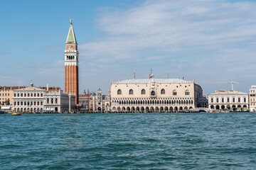 Fototapeta na wymiar San Marco in Venedig, mit Campanile und Dogenpalast, vom Meer aus gesehen