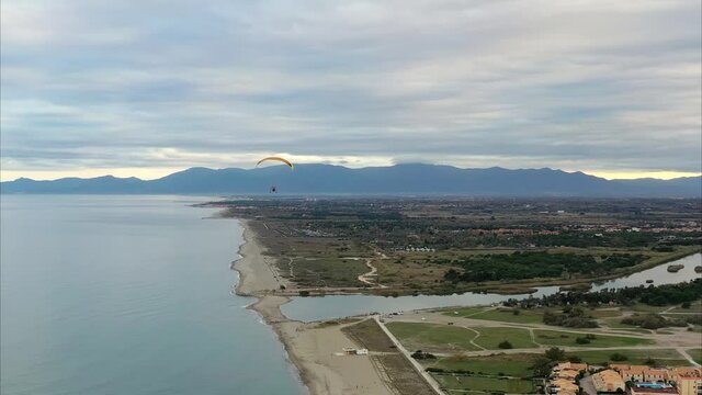 suivi d'un paramoteur en vol avec un drone