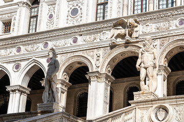 Antonio Rizzo: Scala dei Giganti, 1501. Jacopo Sansovino: Mars, Neptune, 1567. Luigi Borro: Löwe, 1870 im Palazzo Ducale, c 1340 - © Anita Pravits