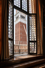Blick durch eine geöffnete Tür aus dem Palazzo Ducale in Venedig auf den Campanile der Basilika San Marco