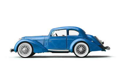 blaues Oldtimer-Modell auf weißem Hintergrund