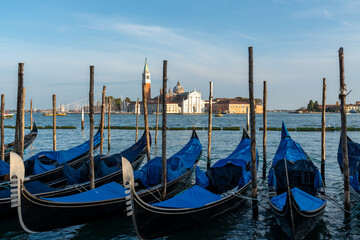 Reihe von Gondeln, im Hintergrund Blick auf die  Isola di San Giorgio Maggiore, Venedig