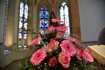 Fototapeta na wymiar Hochzeitsdeko mit Rosen in der Kirche