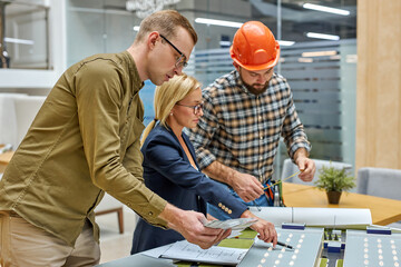 female engineer explain the strategy of building on 3d model, director and architect discussing, using construction