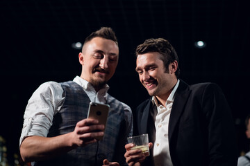 friends meet in a bar and invite friends there, write a message on your smartphone.