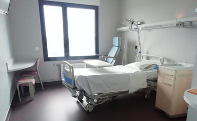 Chambre d'hôpital avec mobilier 