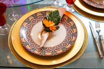 Mesa de convidados decorada para festa de Natal.