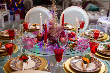 Mesa de convidados decorada para festa de Natal.