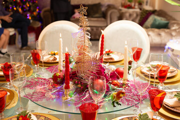 Mesa de convidados decorada para festa de Natal.