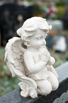 Statue of a praying angel