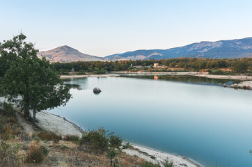 Hermoso paisaje otoñal, en el pantano del Pontón, con vistas a la montaña de la Atalaya, en la Granja de San Ildefonso, Segovia,Castilla y Leon. Ruta de Senderismo de Las Pesquerias Reales