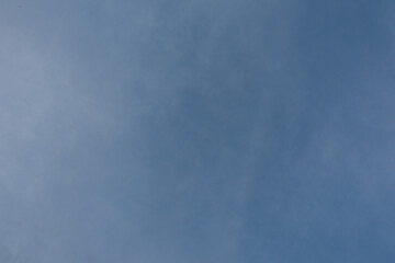 Himmel mit leichten Wolken