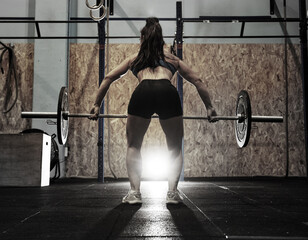 chica haciendo sentadilla dese detras