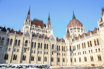 Fototapeta na wymiar View of the parliament building in budapest on a sunny winter day. Snow in Budapest. Christmas new year.