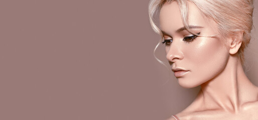 Naklejka premium Beautiful sexy Woman with luxury Make-up. Girl with blond hair on beige background. Style for Womans Day or Valentines