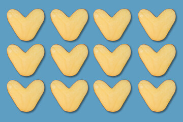Obraz premium many natural heart-shaped potato isolated on blue background