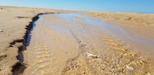 Eau se retirant à marée basse.