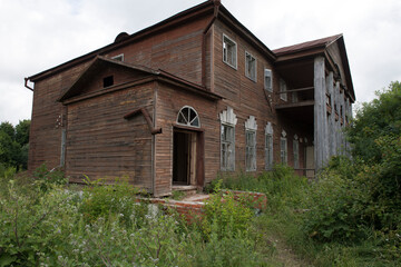 Obraz premium Abandoned wooden house