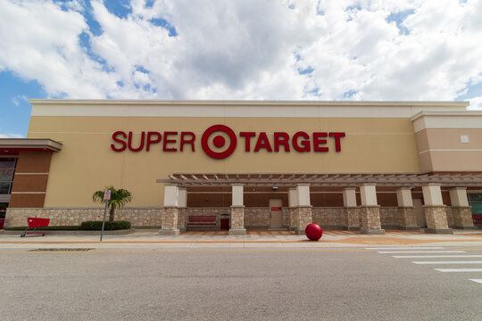 Fort Myers, FL, / USA 3/11/20 : Super Target Storefront In Cape Coral Florida. Target Corporation Is The 8th-largest Retailer In The United States