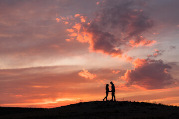 Silueta de pareja al atardecer 