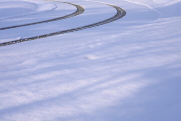 Fototapeta na wymiar 雪に残る車の通った跡