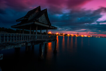 Obraz premium The background of the morning light, the wallpaper of the Twilight sky, the lake or the sea, is a natural beauty, seen between travel.