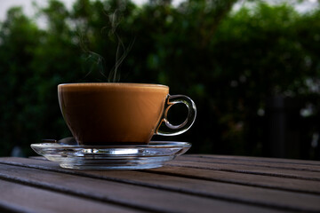 Obraz premium Hot coffee on the wooden table