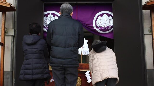 神社で祈願する人々  初詣客  神道