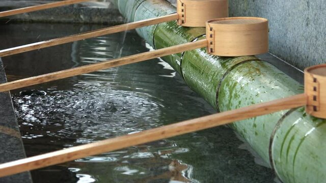 神社の手水舎  クローズアップ  パン 4K