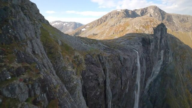 Vue a&eacute;rienne par drone de la cascade de Mardalsfossen en Norv&egrave;ge 
