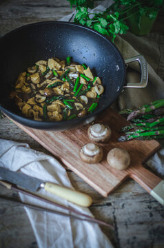 Noodles con pollo, esp&aacute;rragos y Portobellos