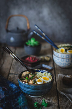 Noodles con pollo, esp&aacute;rragos y Portobellos