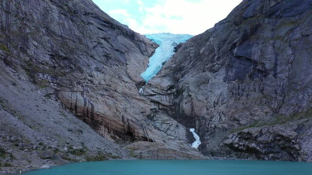 Vue a&eacute;rienne du glacier de Briksdalbreen en Norv&egrave;ge 