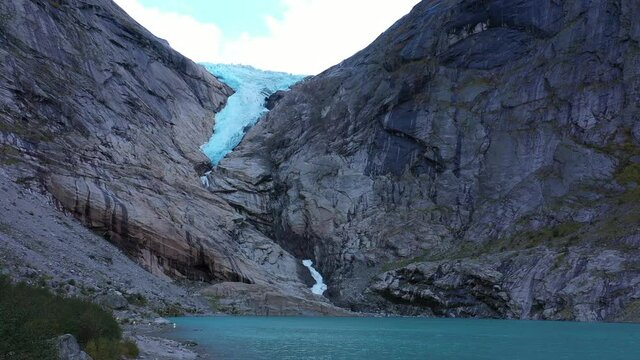 Vue a&eacute;rienne du glacier de Briksdalbreen en Norv&egrave;ge 