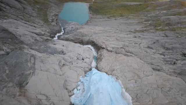 Vue a&eacute;rienne du glacier de Briksdalbreen en Norv&egrave;ge 